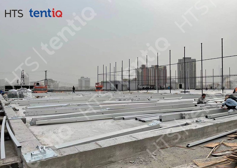 8樓樓頂再建一座裝配式籃球館篷房，充分利用空閑場地避免資源浪費