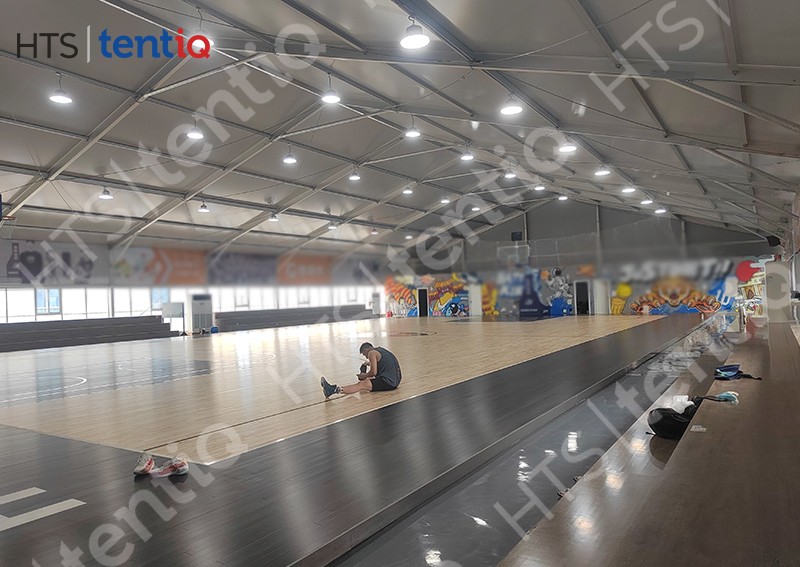 8樓樓頂再建一座裝配式籃球館篷房，充分利用空閑場地避免資源浪費