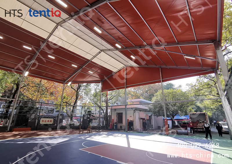 這是一座接近2500平方不規(guī)則人字形風(fēng)雨籃球場(chǎng)篷房 這是一座接近2500平方不規(guī)則人字形風(fēng)雨籃球場(chǎng)篷房