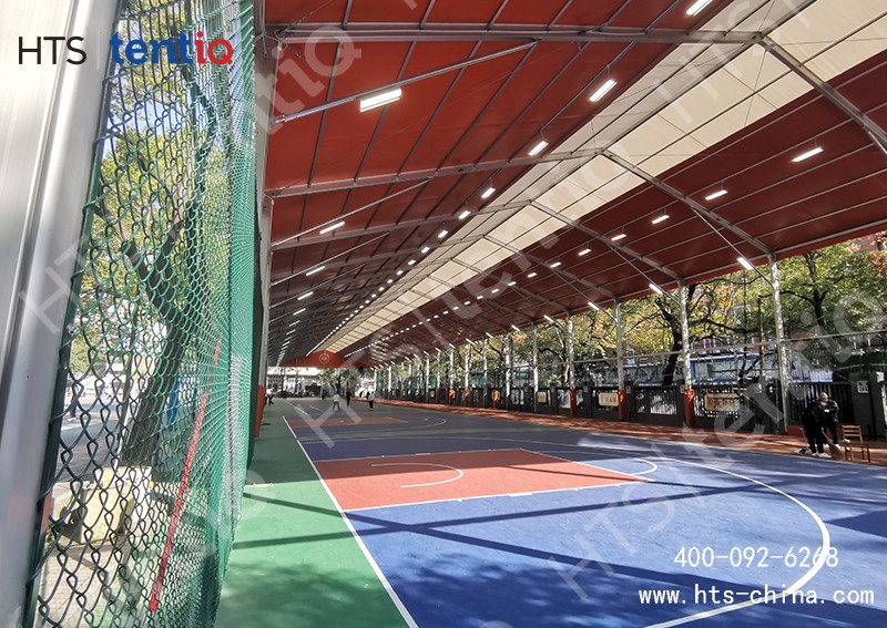這是一座接近2500平方不規(guī)則人字形風(fēng)雨籃球場(chǎng)篷房 這是一座接近2500平方不規(guī)則人字形風(fēng)雨籃球場(chǎng)篷房