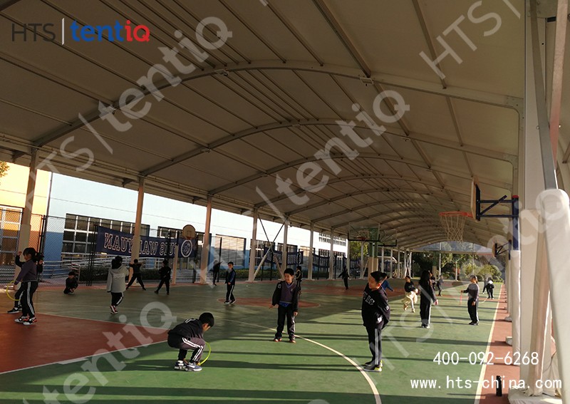 籃球場裝配式棚房可適應(yīng)不同的場地，還降低地基成本